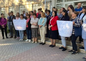 Greva generală și avertizarea de concediere a întregului colectiv a funcționat: În liceul din satul Văsieni nu va fi desființată clasa a 10 în acest an | VIDEO