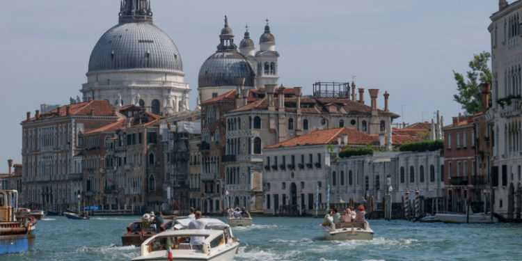 Veneţia a fost scoasă din lista patrimoniului mondial aflat în pericol. În schimb, UNESCO a inclus un oraș ucrainean și un vulcan