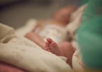 România: Anchetă la spitalul din Satu Mare, după ce medicii i-ar fi zdrobit capul unui bebeluș la naștere. Ce spune managerul instituției