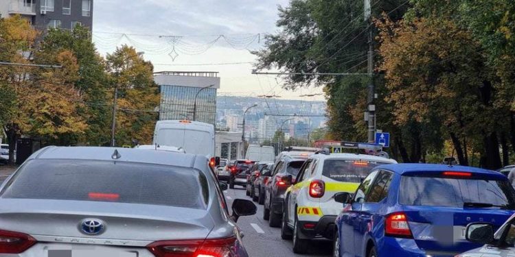 Ambuteiaje infernale pe mai multe străzi din centrul capitalei, din cauza Summit-ului. Cu cât întârzie troleibuzele