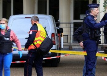 Неизвестный с ножом напал на школу во Франции. Убит учитель