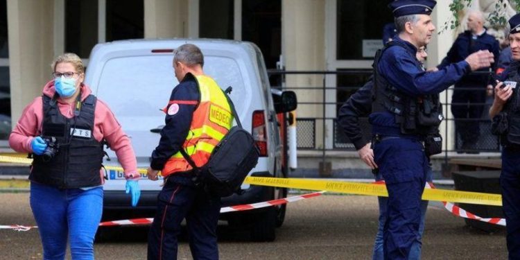 Неизвестный с ножом напал на школу во Франции. Убит учитель