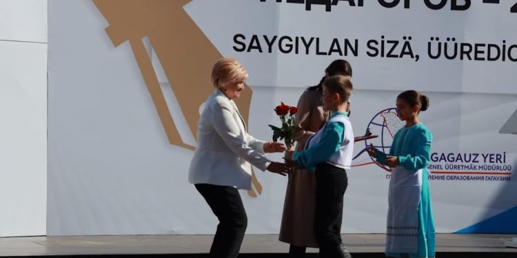 В Гагаузии педагогов наградили почетными званиями и грамотами