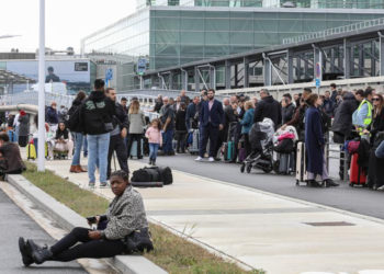 Во Франции за день провели эвакуацию в 12 аэропортах