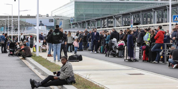 Во Франции за день провели эвакуацию в 12 аэропортах
