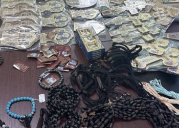 Таможенники изъяли у иностранца контрабандную партию крестиков и икон