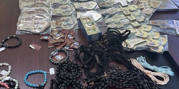 Таможенники изъяли у иностранца контрабандную партию крестиков и икон