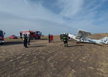 На аэродром в Хорештах вызвали пожарных и спасателей. Легкий самолет совершил аварийную посадку