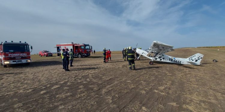 На аэродром в Хорештах вызвали пожарных и спасателей. Легкий самолет совершил аварийную посадку