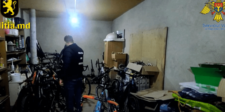 Контрабанда велосипедов из ЕС: правоохранители провели 50 обысков