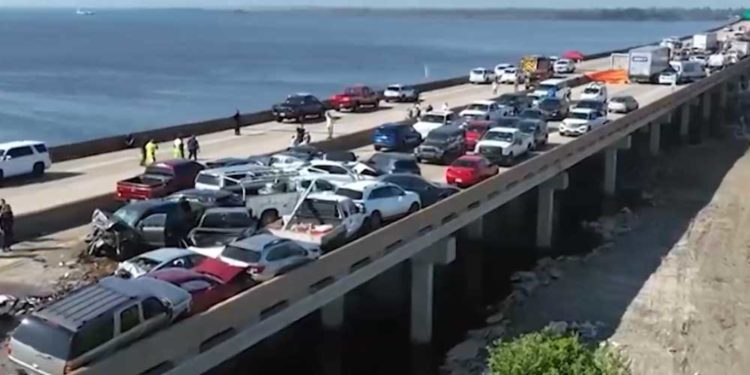 Больше 150 машин столкнулись в тумане на американской трассе. Сообщается о гибели семи человек