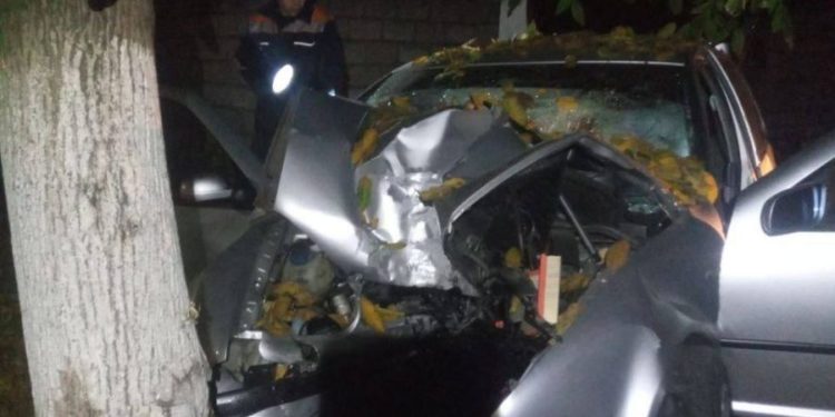 Оказались в “железном плену”: легковушка врезалась в дерево в Бендерах