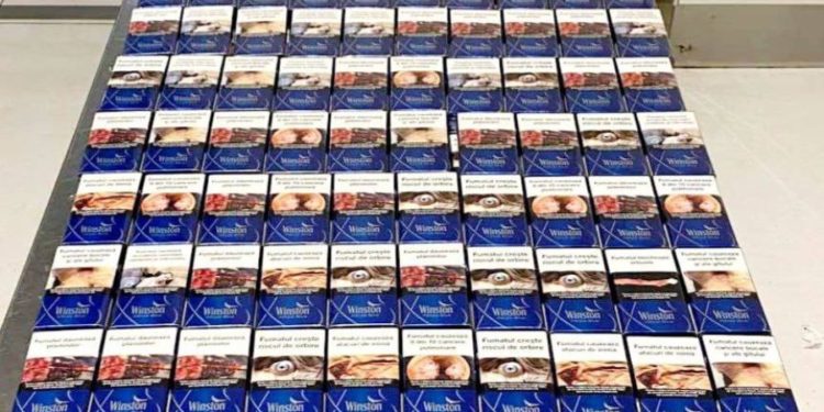 Спрятал 160 пачек в багаже: куда молдаванин пытался вывезти незадекларированные сигареты