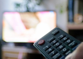 «Власти прибегают к репрессивным мерам». Известные политики выступили с реакцией на решение КЧС о приостановлении лицензии шести телеканалов | VIDEO