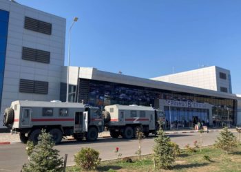 Антисемитские беспорядки в Махачкале: Протестующие кидали в силовиков камнями, а те стреляли в воздух | VIDEO