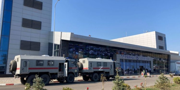 Антисемитские беспорядки в Махачкале: Протестующие кидали в силовиков камнями, а те стреляли в воздух | VIDEO