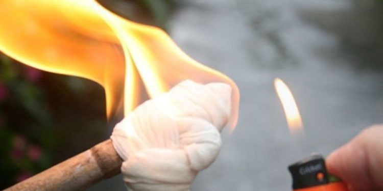 Разжигал печь легковоспламеняющейся жидкостью: пострадал житель Ниспоренского района