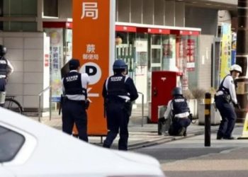 В Японии мужчина устроил стрельбу в больнице и захватил заложников: есть раненые