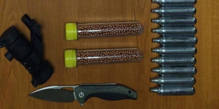 Прицел, нож, патроны, сигареты: гражданин Израиля пытался незаконно провезти товары