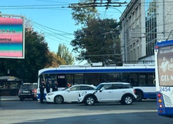 ДТП в столице: на перекрестке столкнулись троллейбус и Lexus