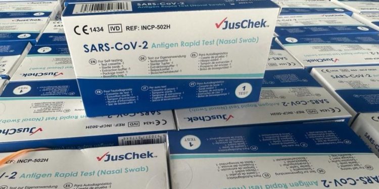 Партию тестов на COVID-19 задержали на КПП Леушены