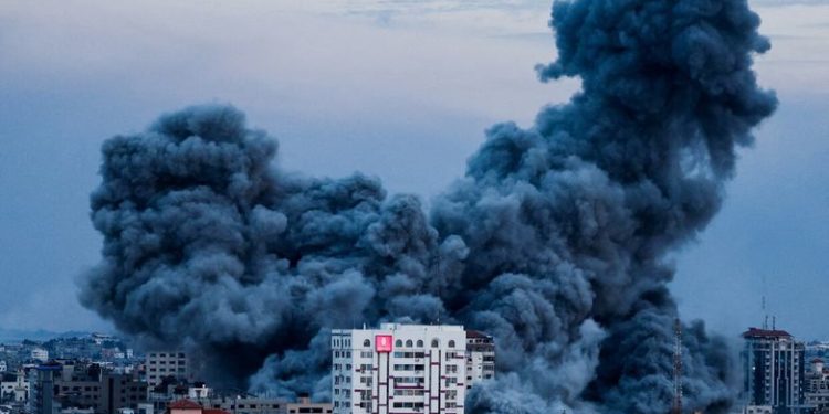 Армия обороны Израиля нанесла удары по 450 целям в секторе Газа, в том числе по дому командира боевого крыла ХАМАС