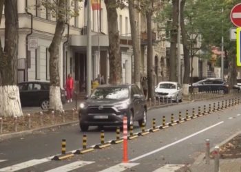 Decizia autorităților Capitalei de a adăuga pe strada 31 august o bandă pentru biciclişti, criticată de mulți locuitori ai municipiului: Ambuteiajele se formează mai des, iar ambulanțele nu pot trece | VIDEO