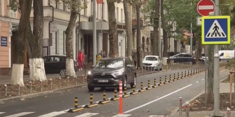 Decizia autorităților Capitalei de a adăuga pe strada 31 august o bandă pentru biciclişti, criticată de mulți locuitori ai municipiului: Ambuteiajele se formează mai des, iar ambulanțele nu pot trece | VIDEO