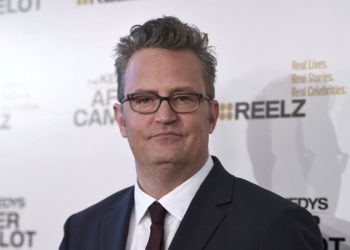 Умер актер Мэттью Перри, сыгравший Чендлера в сериале «Друзья»