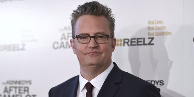 Умер актер Мэттью Перри, сыгравший Чендлера в сериале «Друзья»