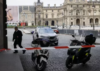 Три тысячи посетителей Лувра эвакуировали из-за угрозы взрыва