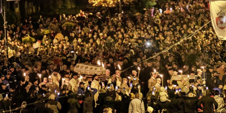 Continuă pelerinajul la Iași, în cinstea Sf. Parascheva, ocrotitoarea Moldovei. Peste 20 de mii de credincioși, pe „Calea Sfinților”