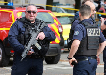 Власти Франции ввели режим террористической угрозы после атаки на лицей