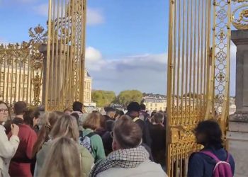 Версальский дворец эвакуировали из-за сообщения о бомбе