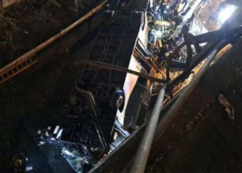 По меньшей мере 20 человек погибли в Италии в результате падения автобуса с моста в Венеции – СМИ
