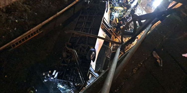 По меньшей мере 20 человек погибли в Италии в результате падения автобуса с моста в Венеции – СМИ