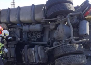 Un șofer de TIR din Moldova, rănit într-un accident, în România: Acesta s-a răsturnat cu autocamionul încărcat cu mobilă | FOTO