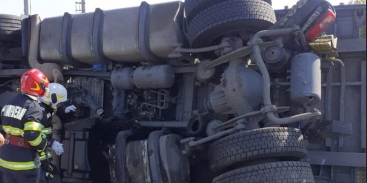 Un șofer de TIR din Moldova, rănit într-un accident, în România: Acesta s-a răsturnat cu autocamionul încărcat cu mobilă | FOTO