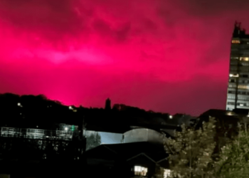 Ярко-розовое небо накрыло Великобританию: жители опасаются «конца света»