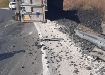 Un camion cu 25 tone de cărbune s-a răsturnat în nordul țării. Care este starea șoferului