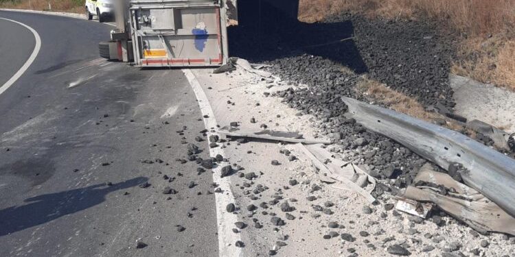 Un camion cu 25 tone de cărbune s-a răsturnat în nordul țării. Care este starea șoferului