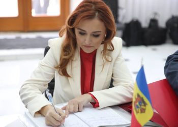 „O şansă pentru Capitală”. Cristina Vulpe promite să implementeze un șir de proiecte într-un viitor apropiat, iar dacă nu se va descurca în doi ani, va demisiona: „Vom fi în contact constant cu cetățenii” | VIDEO