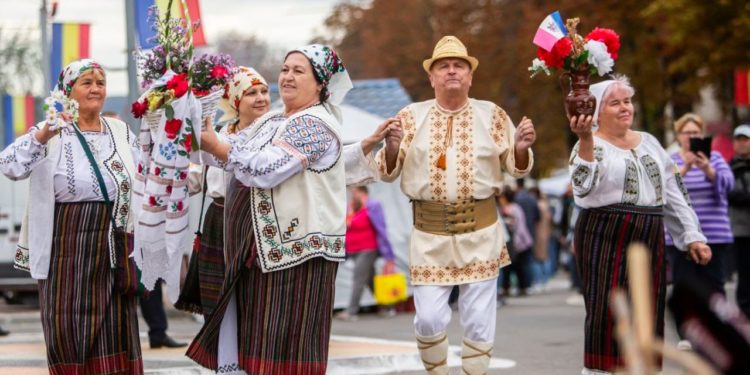 Ziua Vinului, sărbătorită cu mult fast, la Orhei: Vinuri și bucate alese, expoziții populare și surprize muzicale din partea artiștilor moldoveni, dar și din străinătate | VIDEO
