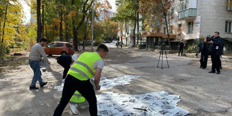 Starea proastă a drumurilor din curţile de blocuri din Capitală, în atenția partidului Renaștere: Activiștii formațiunii au umplut gropile și hopurile cu pliante electorale ale Partidului MAN, condus de Ion Ceban | VIDEO