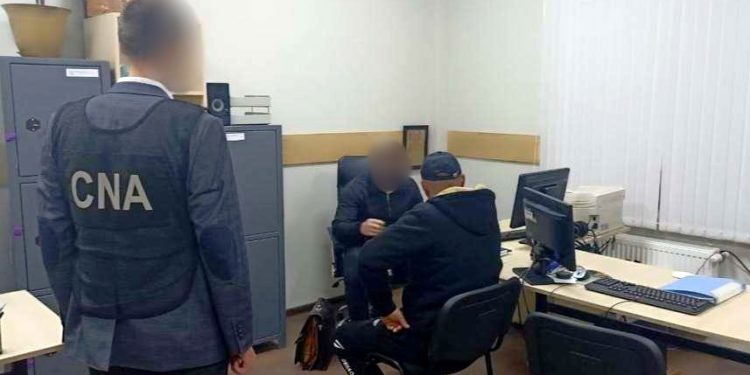 Un bărbat, denunţat la CNA de poliţistul pe care a încercat să-l corupă cu 1000 de euro