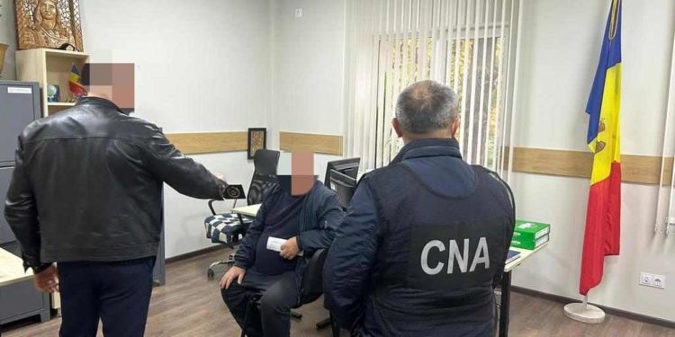 Ar fi încercat să mituiască un polițist: Bărbat din Fălești, reținut pentru 72 de ore