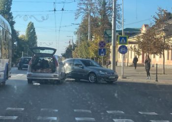 Accident lângă Ambasada Rusiei din Capitală: Un Mercedes s-a lovit violent cu o altă mașină