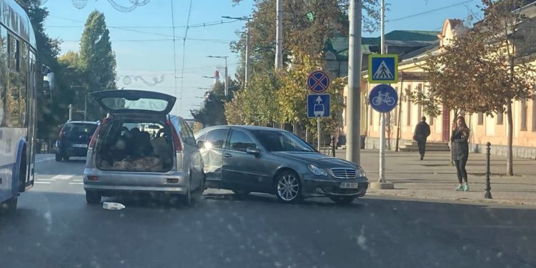 Accident lângă Ambasada Rusiei din Capitală: Un Mercedes s-a lovit violent cu o altă mașină