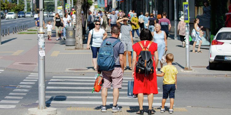 Toți mai mulți oameni pleacă din Moldova. Expert: Avem o economie care generează anual exodul a 30 de mii de oameni din țară