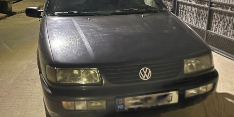 Circa 1,5 milioane de țigări fără acte, depistate în urma stopării unui șofer în trafic: Suspectul a provocat un accident, apoi a lovit doi vameși | VIDEO